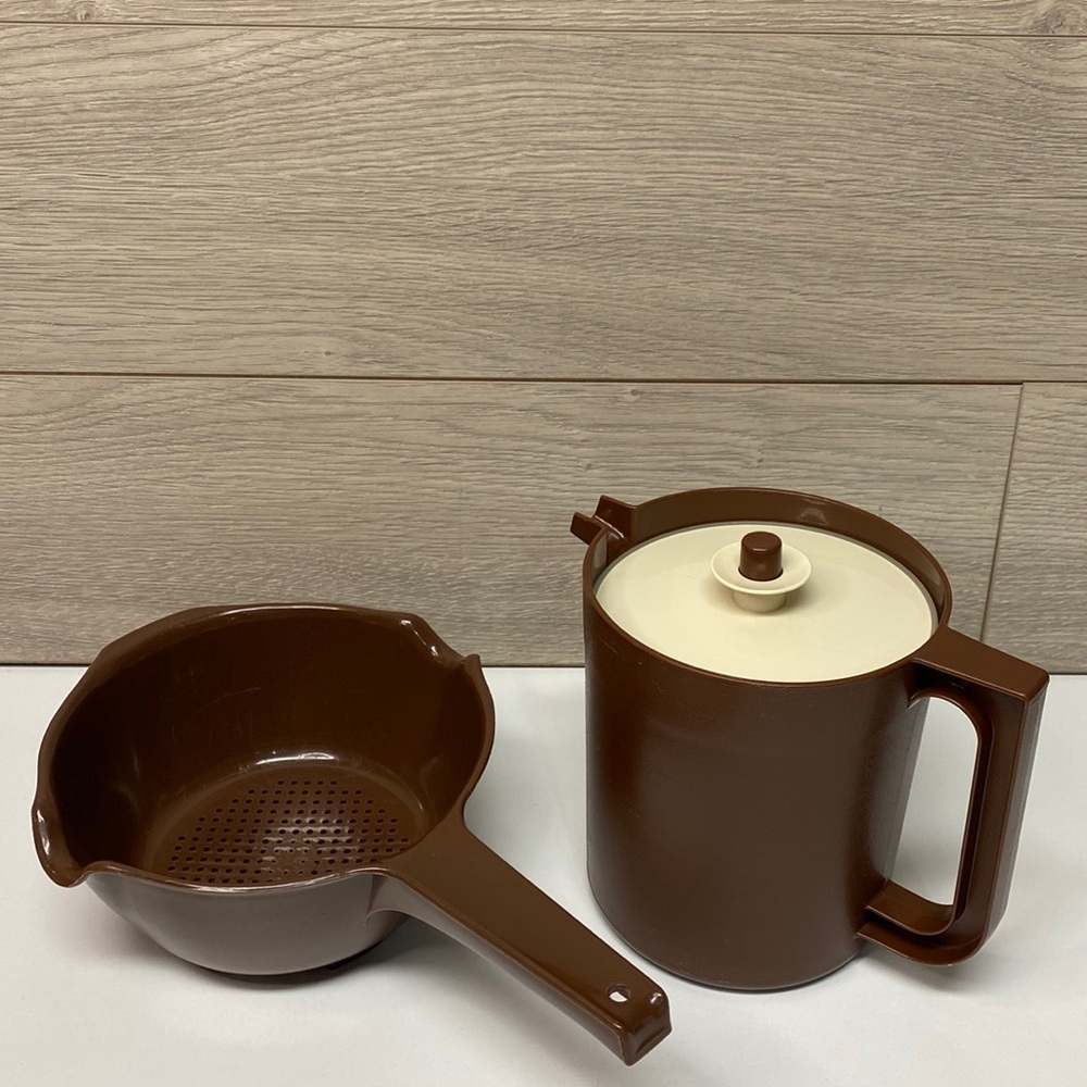 Tupperware Vintage 1.5 Quart Juice Pitcher & Rubbermaid Strainer Brown